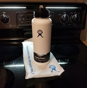 NWT Hydro Flask 40 oz with straw lid